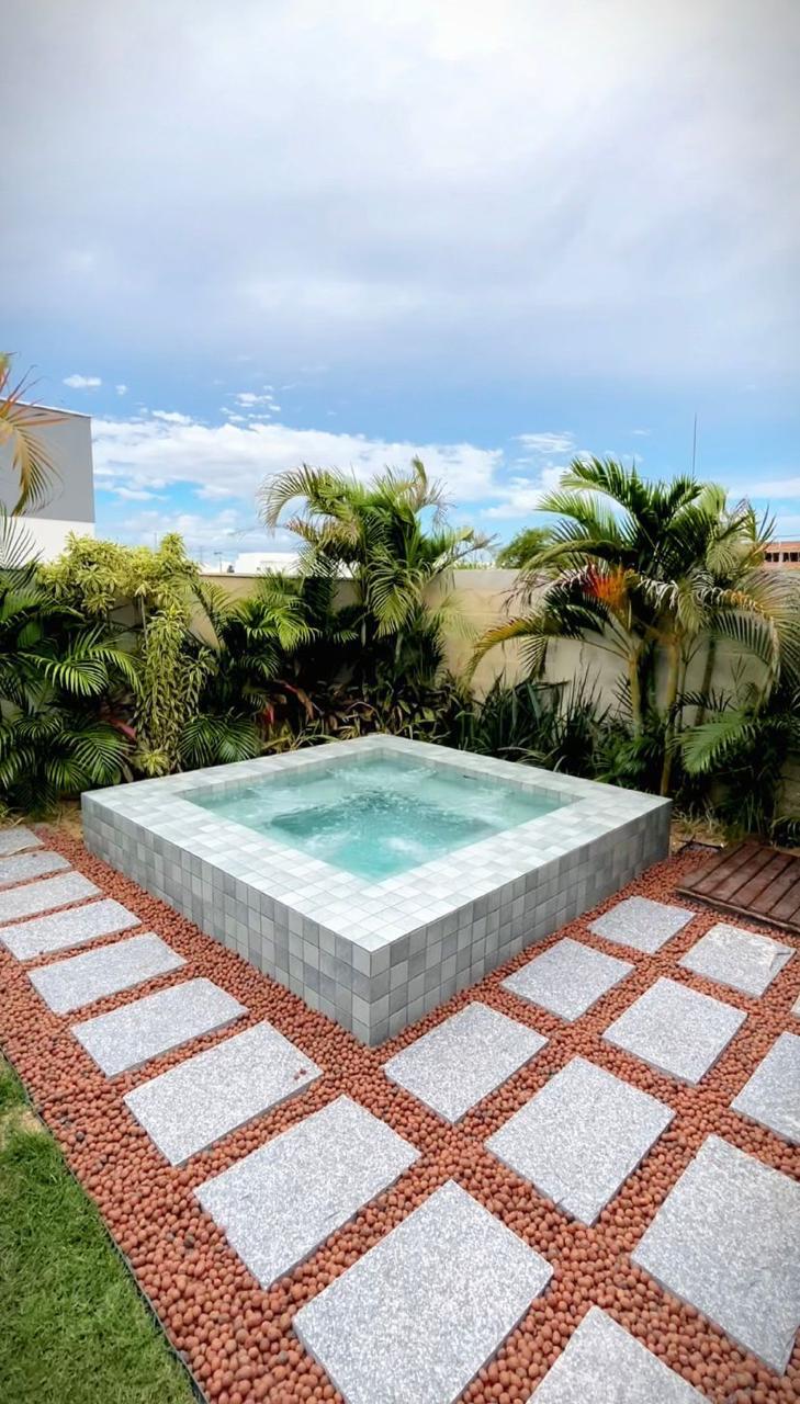 Spa pastilhado cinza com pedras decorativas