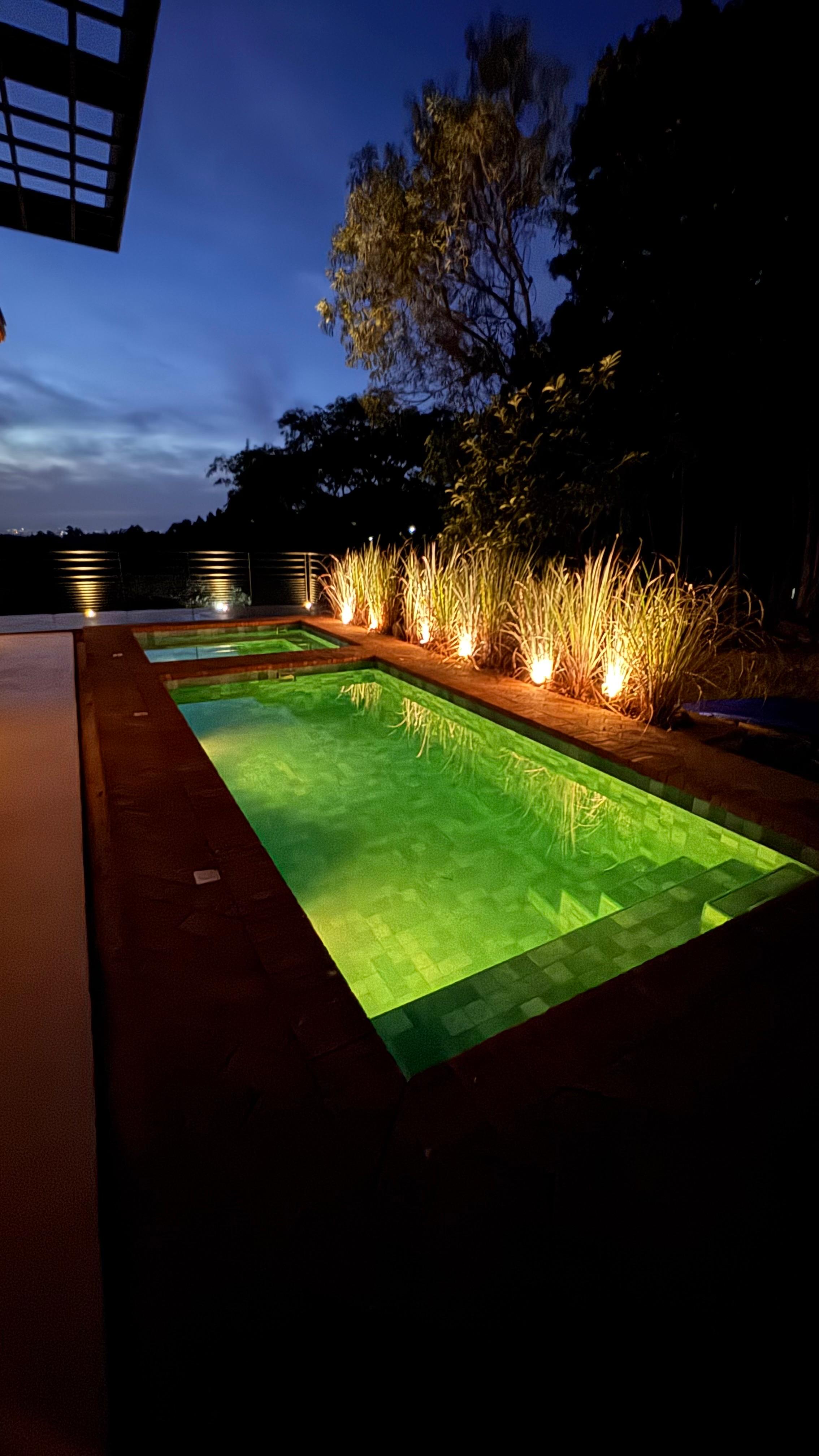Piscina pastilhada iluminada a noite